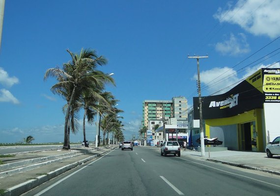 Colisão de carro na parte baixa de Maceió deixa dois feridos