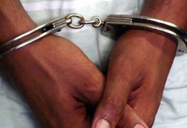 Homem é preso após manter mãe em cárcere privado, em Rio Largo