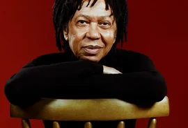 Djavam recebe prêmio de melhor intérprete da MPB