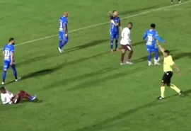 Árbitro aplica dois cartões amarelos e não expulsa jogador em partida da Série D