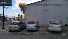 Estacionar no passeio prejudica a mobilidade urbana de Maceió