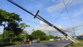 Mulher perde controle do carro e atinge poste, que tomba sobre avenida