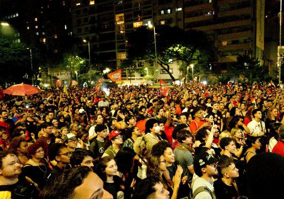 Estudantes ocupam ruas em apoio a Lula e apostam em virada no segundo  turno