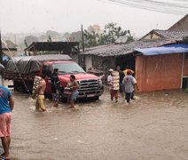 Rios transbordam após chuvas, Defesa Civil emite alerta e moradores deixam suas casas