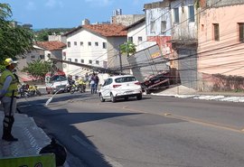Caminhão colide em poste após perder os freios, no Jacintinho