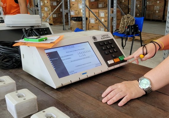 Urnas eletrônicas devem chegar nos locais de votação de AL nesta sexta