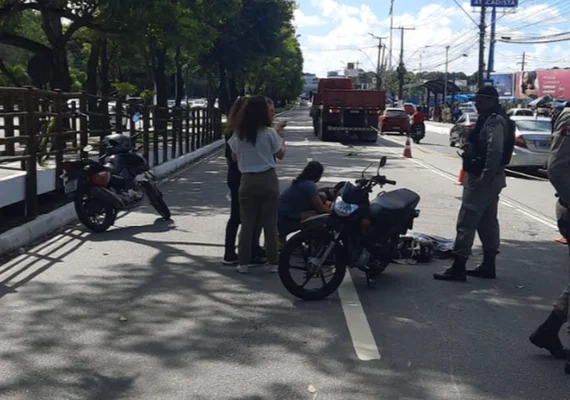 Motociclista morre após ser atropelada por caminhão na Avenida Fernandes Lima, em Maceió