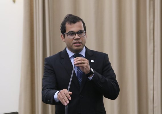 Gilvan Brarros questiona atraso de licença para empresa no interior