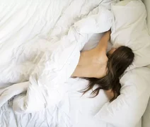 Pessoas que dormem peladas têm melhor qualidade de sono, diz estudo