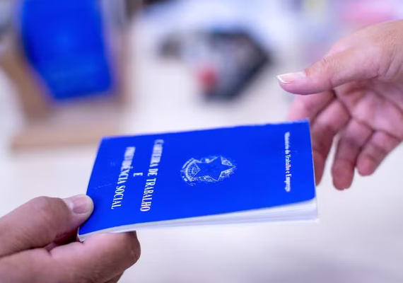 Desemprego cai a 5,3% no governo Lula e bate recorde de milhões de ocupados