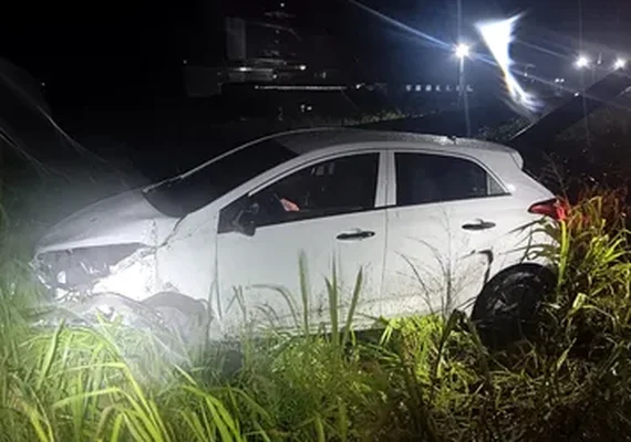 Motorista perde controle e colide com poste na AL-220 em Arapiraca