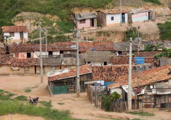 Adolescente é assassinado na porta de casa após ser arrastado pra rua pelos criminosos