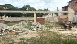 Escola Municipal Zumbi dos Palmares sofre por um ano com falta de professores e abandono