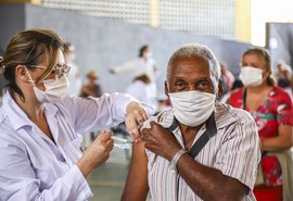 Arapiraca começa aplicação das doses de reforço e adicional em idosos e imunossuprimidos, nesta quinta-feira (23)