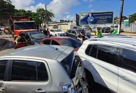 Vídeo: Carreta sem freio causa engavetamento com 10 carros na Ladeira Geraldo Melo