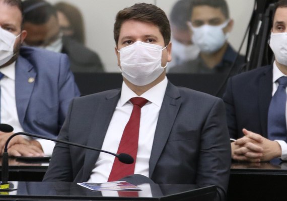 Davi Davino solicita devolução de contribuição previdenciária dos servidores