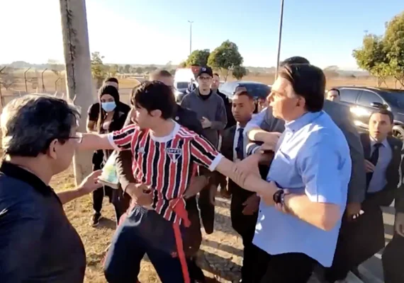 Irritado: Bolsonaro puxa gola de camisa de youtuber; saiba mais