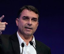 Flávio Bolsonaro é recebido com protestos durante agenda em São Paulo