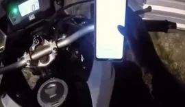 Motociclista de app filma passageira tentando tocar suas partes íntimas durante corrida em Maceió