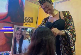 Oficina de amarração de turbantes atrai público no estande da Semed na Bienal