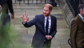 Príncipe Harry e Elton John terão de pagar R$ 67 milhões ao Daily Mail