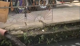 Caminhão é flagrado despejando ‘’esgoto’’ em canal na Levada, em Maceió