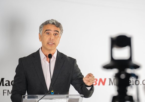 Rafael Brito se destaca em debate e critica ausência de JHC
