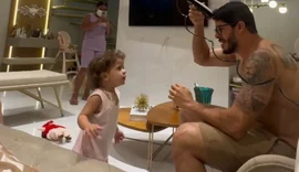 Médico alagoano comove ao raspar cabelo diante da filha com câncer