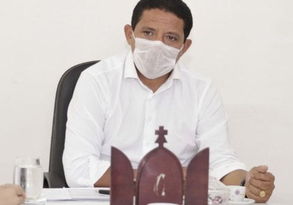 Covid-19: Após 16 dias de isolamento, prefeito de Palmeira dos Índios recebe alta