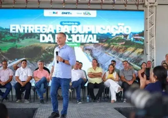 Renan Filho entrega obra e ataca políticos que colocam Estado em risco