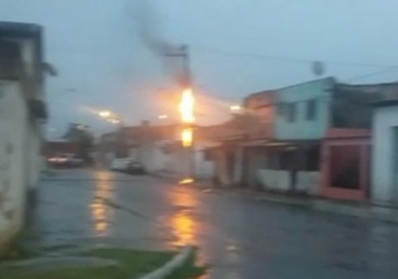 Poste pega fogo após curto-circuito no bairro do Vergel