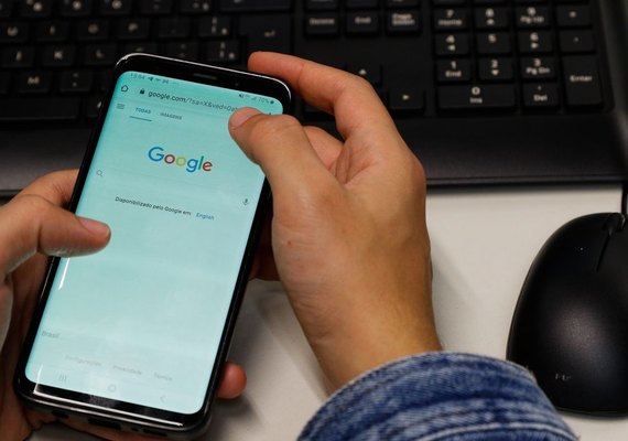 Seis em cada 10 escolas têm regras para uso do celular pelos alunos