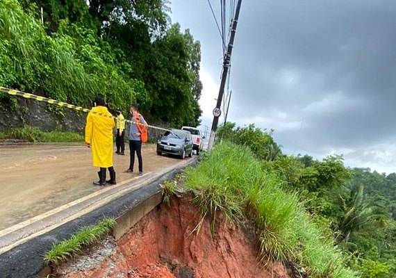 Defesa Civil interdita parcialmente ladeira de Fernão Velho