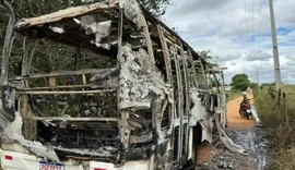Motorista pula de janela para escapar de ônibus escolar em chamas no interior de AL
