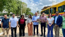 Alfredo Gaspar entrega emenda de R$ 1,7 milhão para compra de ônibus e equipamentos para o IFAL