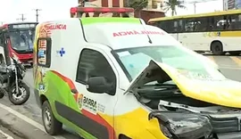 Colisão entre ambulância e motocicleta deixa homem ferido em Cruz das Almas