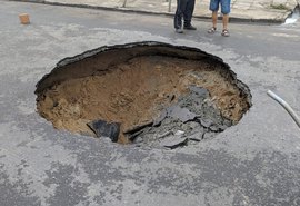 Cratera reabre e interdita rua localizada no bairro da Jatiúca