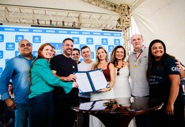 Governador assina ordem de serviço para construção de Creche Cria e escola no Campus da Ufal