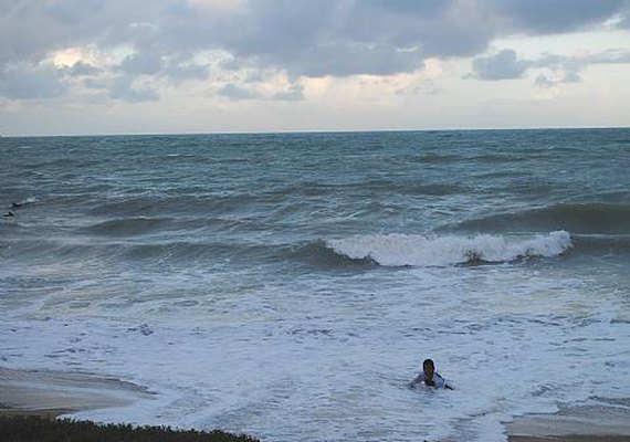 Marinha emite alerta de ressaca e prevê ondas de até 2,5 metros em Alagoas
