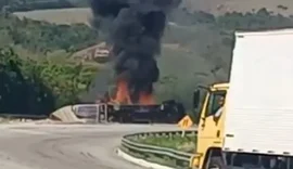 VÍDEO: Caminhão-tanque tomba e incendeia na BR-101, em Pilar; motorista fica ferido