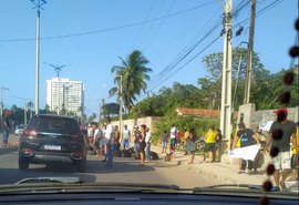 Moradores de Guaxuma bloqueiam parcialmente AL-101 Norte em protesto nesta segunda (27)