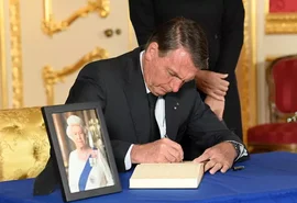 Discurso de Bolsonaro em viagem para funeral de Elizabeth II é criticado pela imprensa internacional