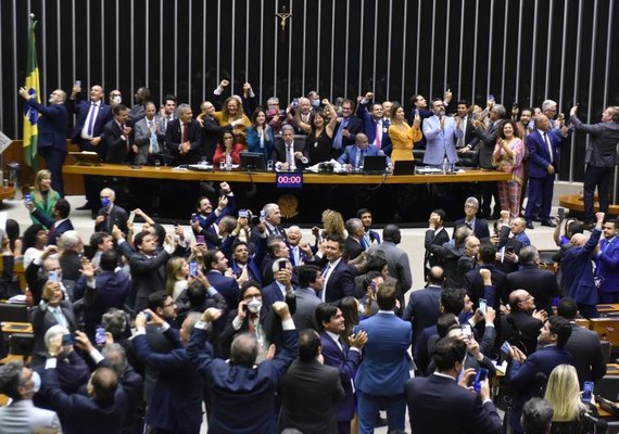 Deputados aprovam projeto que cria piso salarial da enfermagem