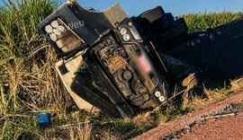 Caminhoneiro fica ferido após carreta tombar na BR-101 em AL