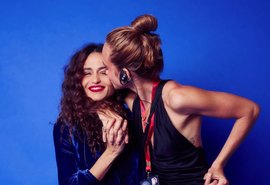 Carinho em vídeo reacende rumores de romance entre Nanda e Emilie