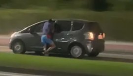 Vídeo: homem é flagrado pendurado na janela de carro em movimento