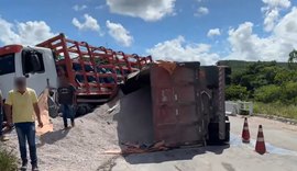 Colisão entre dois caminhões deixa vítima presa às ferragens em Maceió