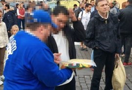 Camelôs brasileiros vendem réplicas de camisas da seleção na Rússia por R$ 180