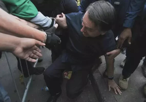 Vídeo: Bolsonaro tomba ao cumprimentar apoiadores durante evento