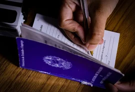 Brasil cria 85,8 mil vagas formais de emprego em abril